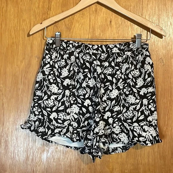 •EVERLY•NWOT BLACK/CREAM FLORAL RUFFLE HEM HIGH WAISTED SHORTS SIZE SMALL - Picture 7 of 7